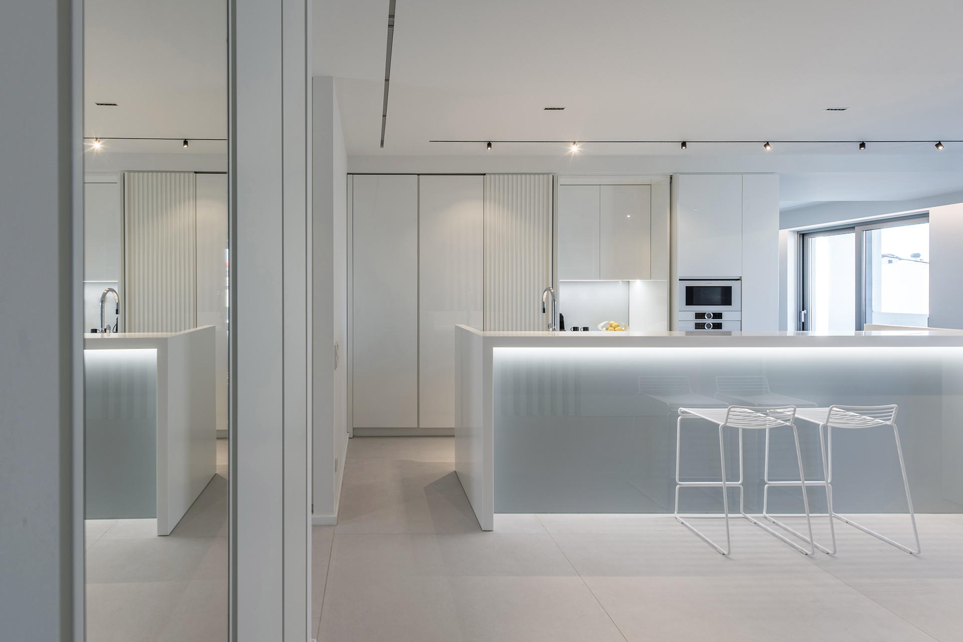 WHITE URBAN APARTMENT(4)